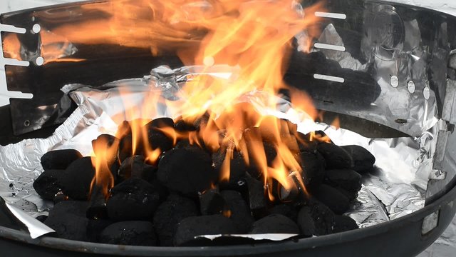 Grillkohle anz&uuml;nden