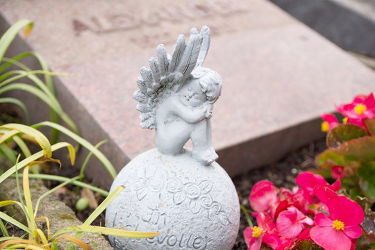 trauriger Engel auf einem Friedhof