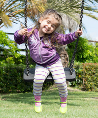 Bambina che gioca sull'altalena