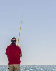 Hombre pescando en la costa