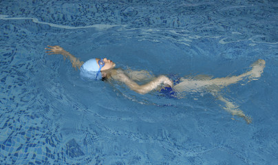 Obraz premium Child swimmer in swimming pool