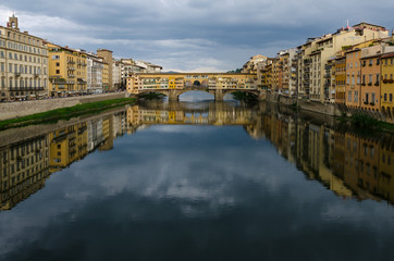 Fototapeta na wymiar Ponte Vecchio bridge in Florence (Italy) - cloudy weather