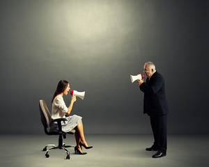 Obraz premium woman screaming at angry senior man