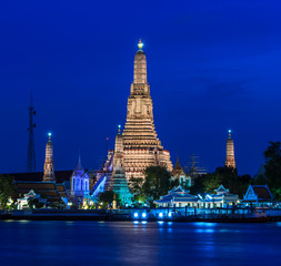 Fototapeta premium Stunning view of Wat Arun at twilight in Bangkok, Thailand