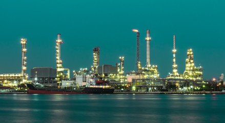 Fototapeta na wymiar Rafineria oleju świeci się na zielonym tle