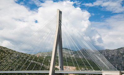 Obraz premium Białe kable Chorwacji Most wiszący