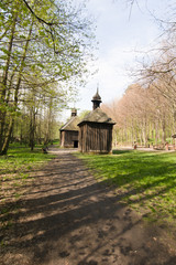 Leśna polana, stare drewniane kapliczki © Piotr Szpakowski