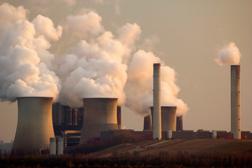 Smoke arsing from a coal-fired power station