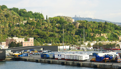 Panorámica de un muelle de carga en el puerto de Barcelona