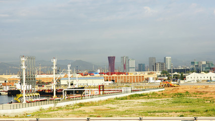 Panorámica de la zona industrial del puerto de Barcelona