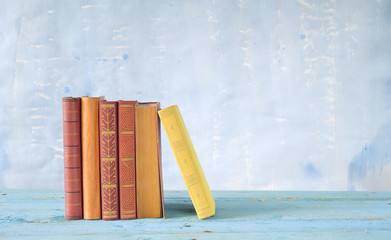 Naklejka premium row of books, grungy blue background, free copy space