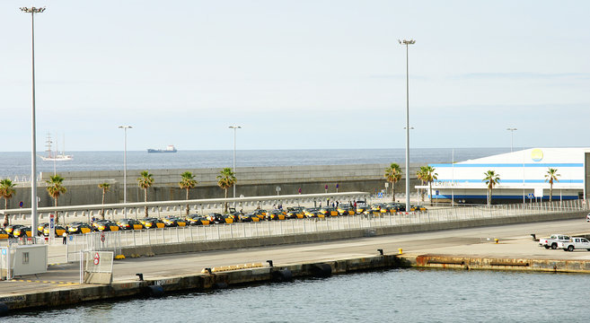 Muelle y estación marítima en el puerto de Barcelona