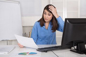 Schockierte Business Frau im Controlling analysiert Kosten