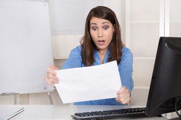 Deprimierte Business Frau erhält eine schlechte Nachricht