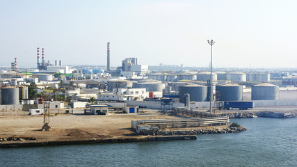 Fototapeta na wymiar Paisaje industrial en la costa de Túnez