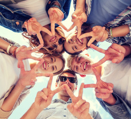 Obraz premium group of teenagers showing finger five
