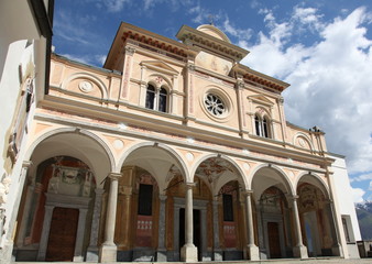 Fototapeta na wymiar Le sanctuaire Madonna del Sasso à Orselina .