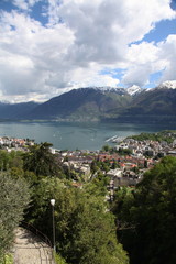 Fototapeta premium Descente vers Loocarno depuis Madonna del Sasso.