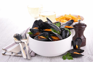mussel with wine sauce and fries