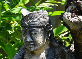 Obraz premium Statue de divinité dans un jardin de Bali