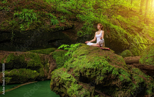 природа водопад девушка йога nature waterfall girl yoga скачать