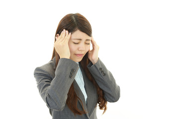 頭痛に悩む女性
