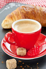 Tasse Kaffee und ein Croissant