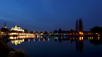Fototapeta premium Sur les quais d'Auxerre la nuit