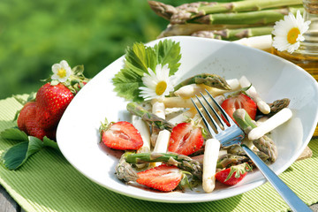 Spargelsalat mit Erdbeeren, copy space