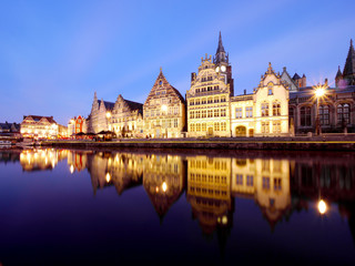 Fototapeta na wymiar Historyczne budynki w Graslei portu w Gent, Belgia