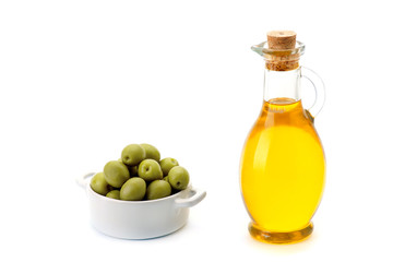 flacon verseur huile d'olive avec olives sur fond blanc