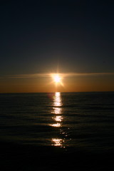 Obraz premium Wschód słońca w czarnej toni
