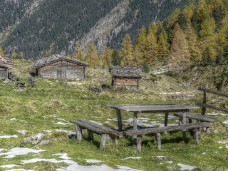 alte Gebäude auf einer herbstlichen Alm in HDR