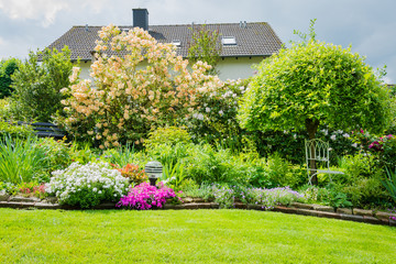 Schöner Garten im Sonnenlicht