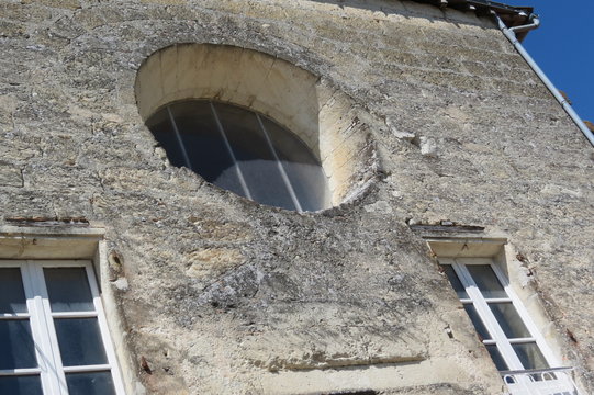 Aubeterre sur Dronne Fenêtre ronde ancienne couvent des  Minimes