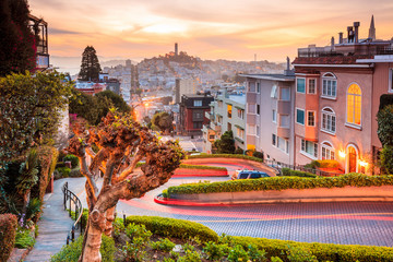 Famous Lombard Street in San Francisco - obrazy, fototapety, plakaty