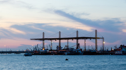Obraz premium Port o zmierzchu