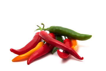 Haufen bunte Chilis im Detail