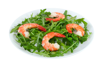 assiette roquette et crevettes sur fond blanc