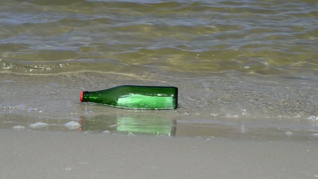 Flaschenpost an der Ostsee