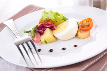 salad with egg, tomato and bacon