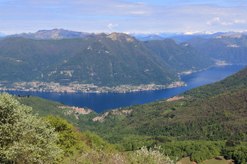 Fototapeta na wymiar lago di Como dal monte Bolettone