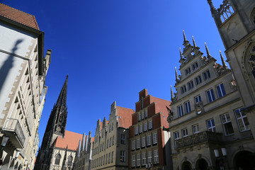 Obraz premium Prinzipalmarkt Münster vor blauem Himmel