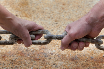 Mani sulla catena
