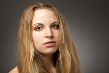 Fototapeta premium Blonde Frau mit sehr langen Haaren