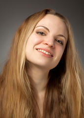 Naklejka premium Blonde Frau mit sehr langen Haaren