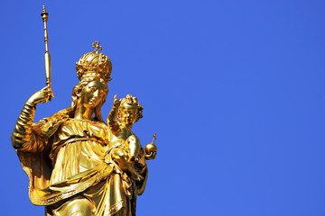 Fototapeta na wymiar Marienfigur in München