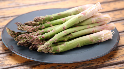 gruener spargel