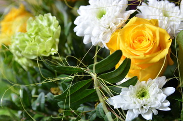 Blumenstrauß gelb weiß mit Rose