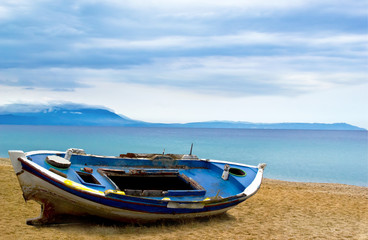 Naklejka premium fishing boat on beach sand ocean morning sky